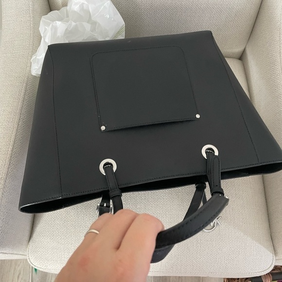 Michael Kors Walsh
Multifunctional Leather Tote Bag
Handbag Black - Picture 8 of 9